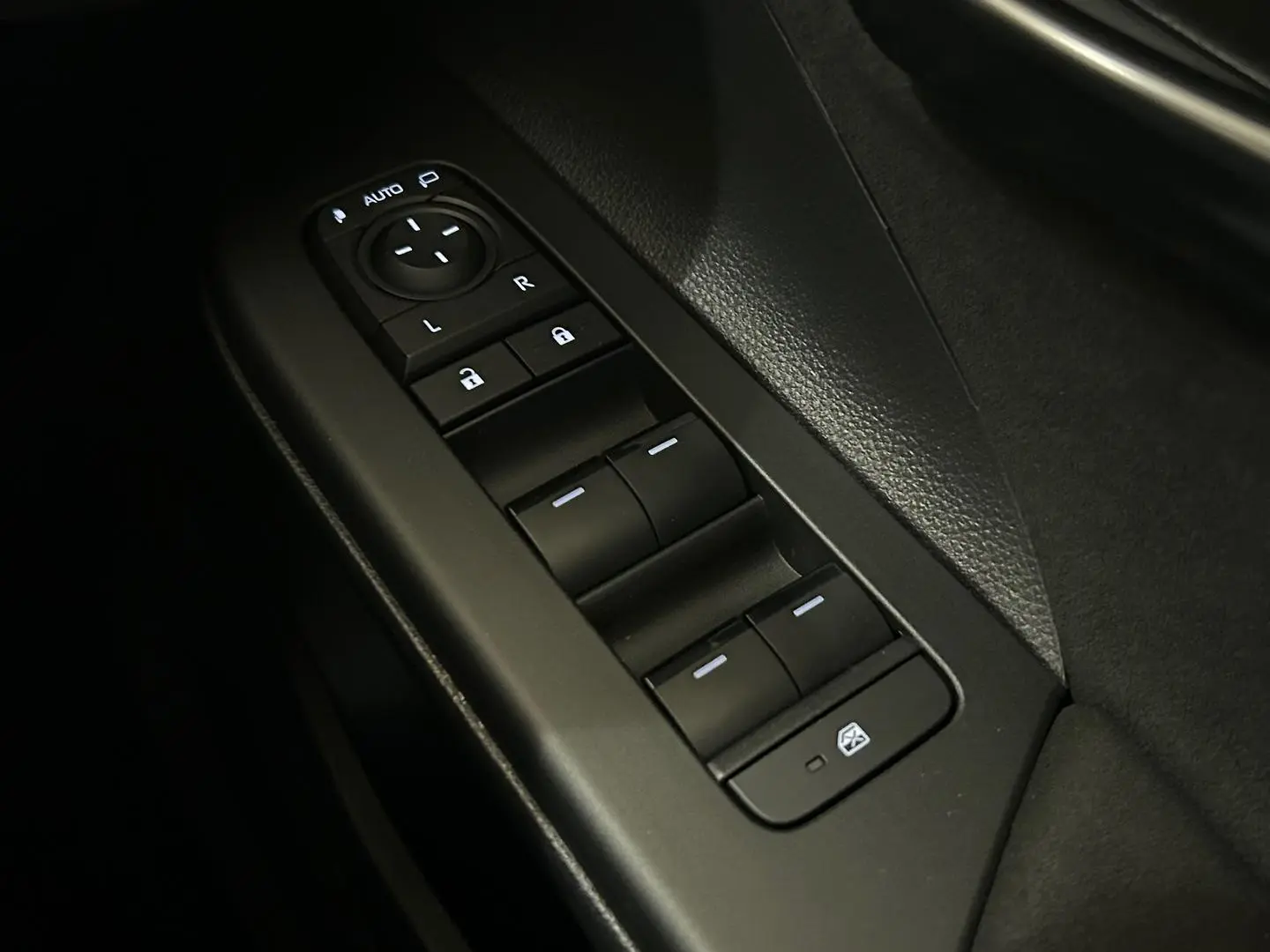 2024 Toyota C-HR Gallery Image 22