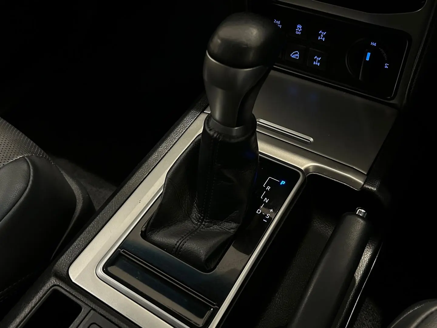 2023 Toyota Landcruiser Prado Gallery Image 19