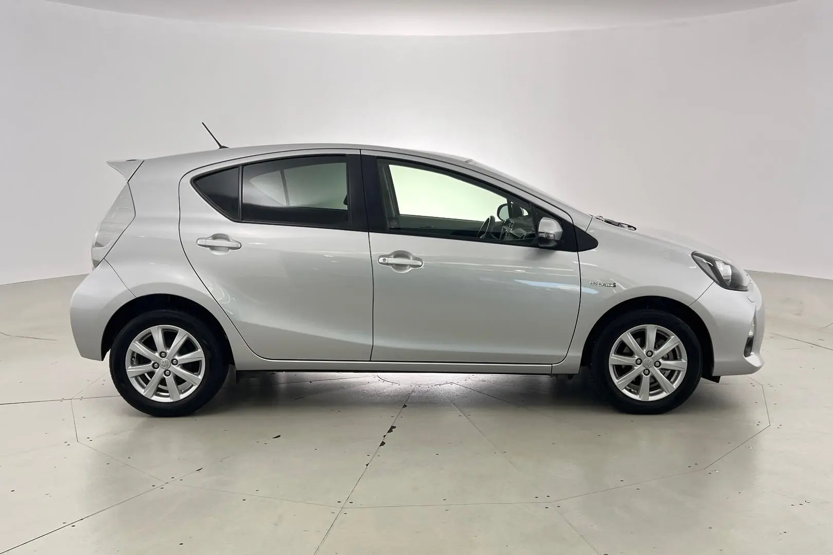 2013 Toyota Prius C Gallery Image 4