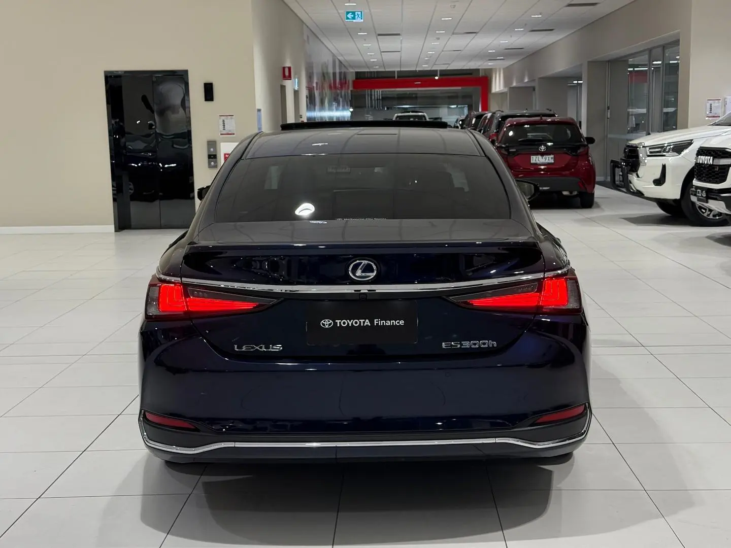 2020 Lexus ES Gallery Image 9