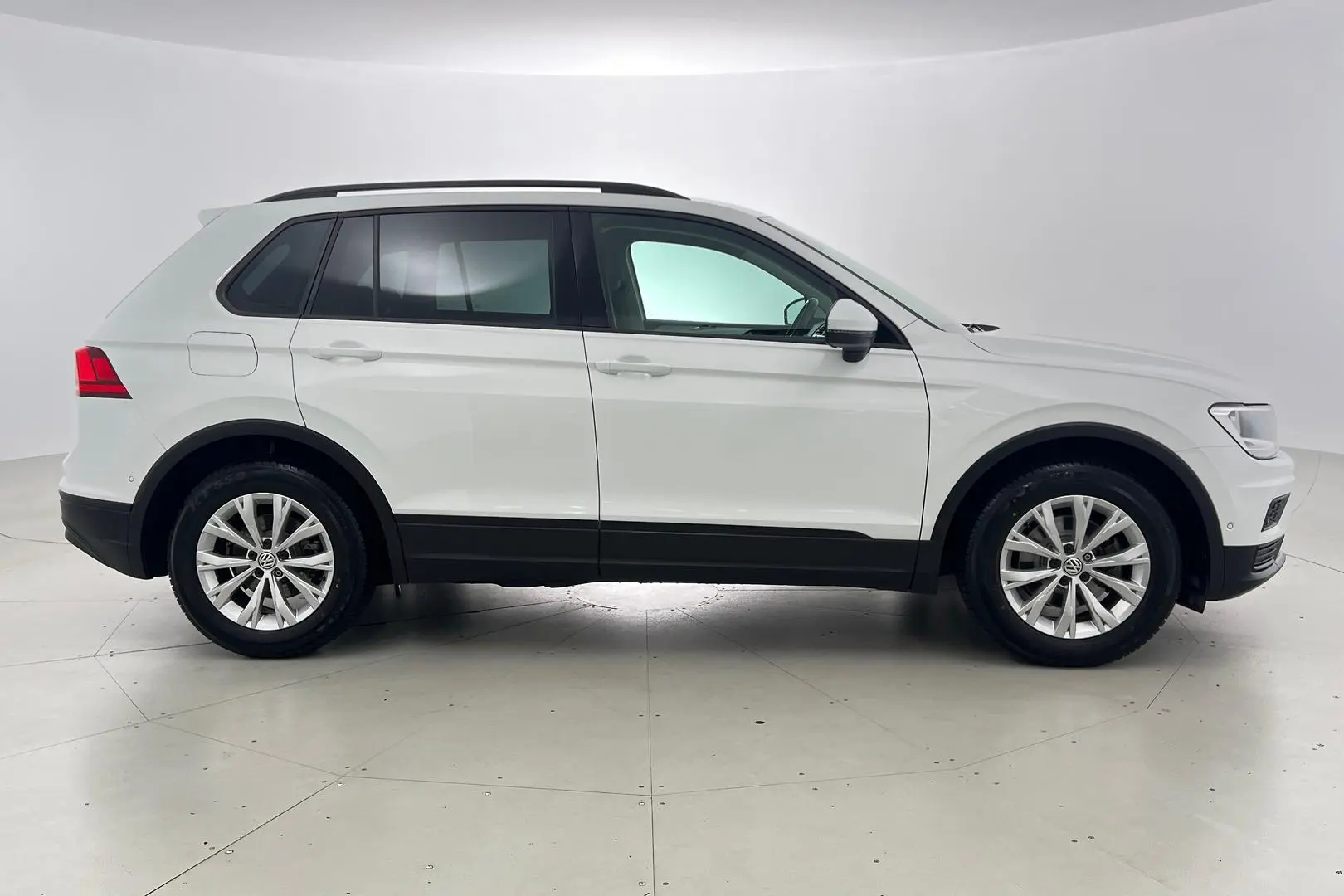 2019 Volkswagen Tiguan Gallery Image 3