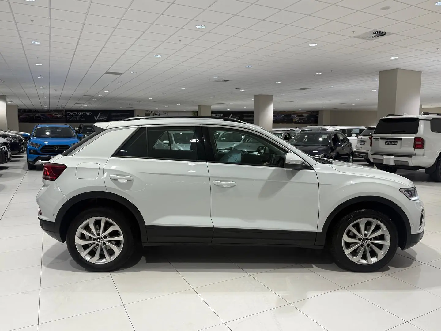 2023 Volkswagen T-Roc Gallery Image 2
