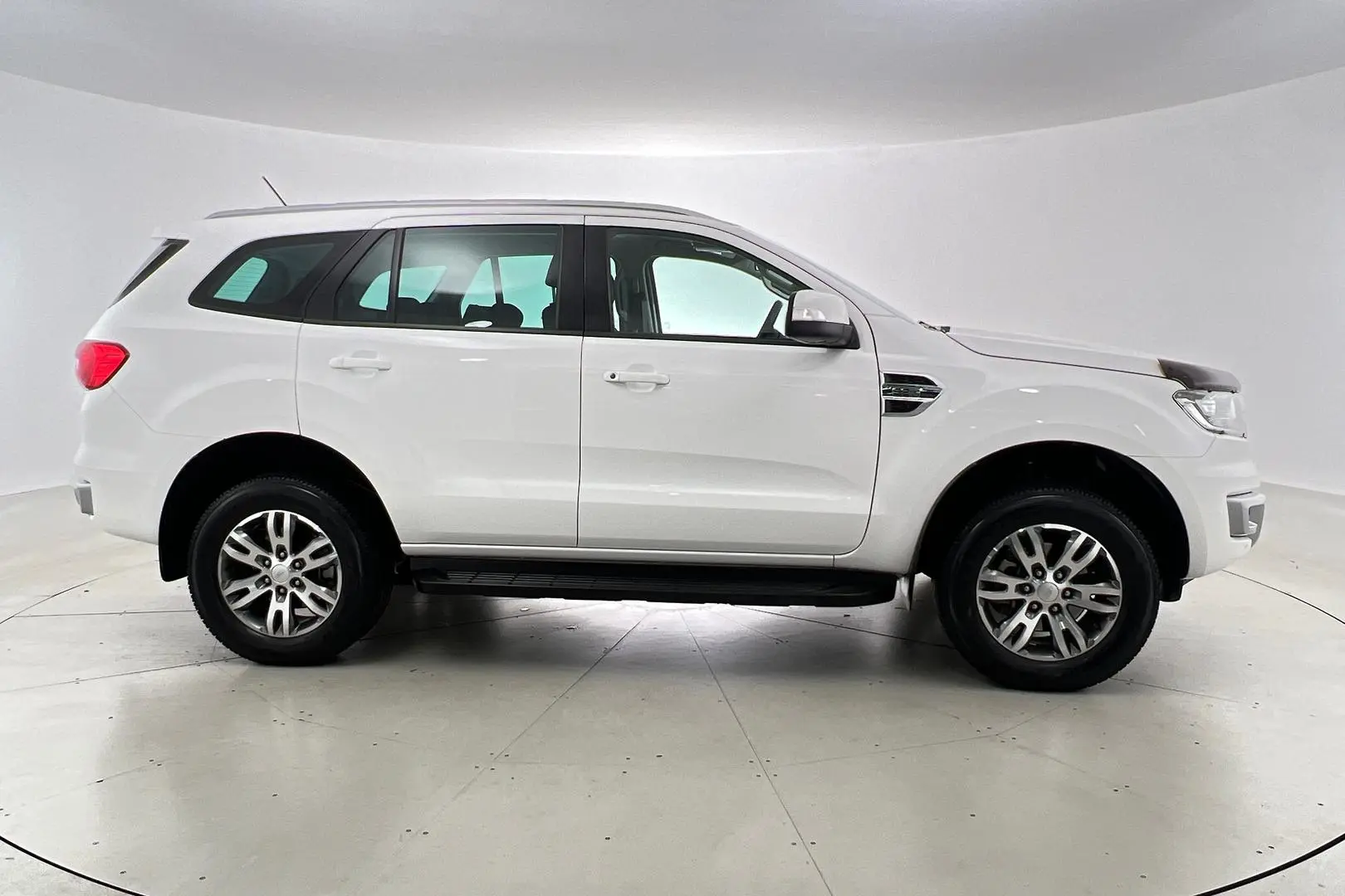 2018 Ford Everest Gallery Image 4