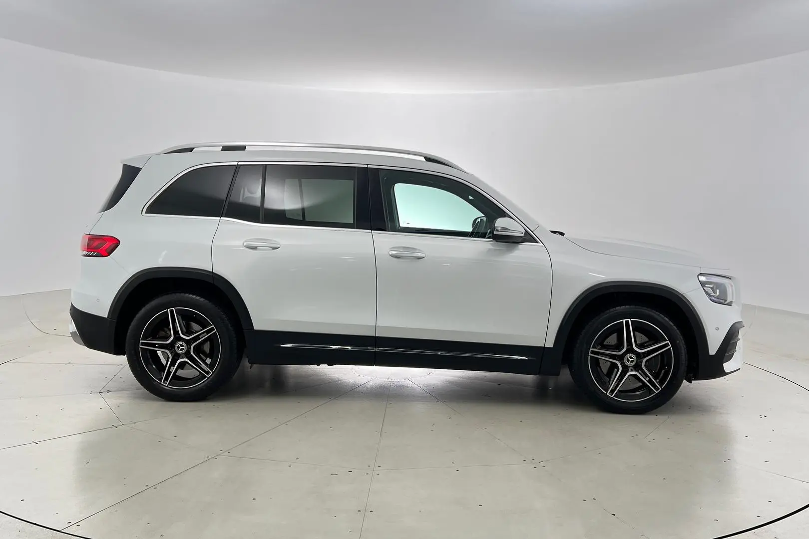 2021 Mercedes-Benz GLB-Class Gallery Image 4