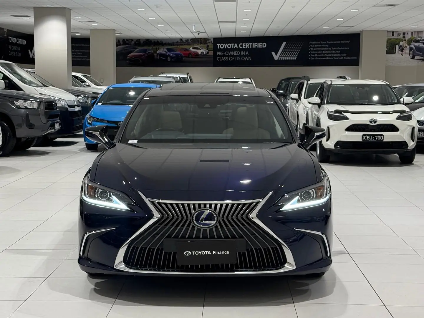 2020 Lexus ES Gallery Image 4