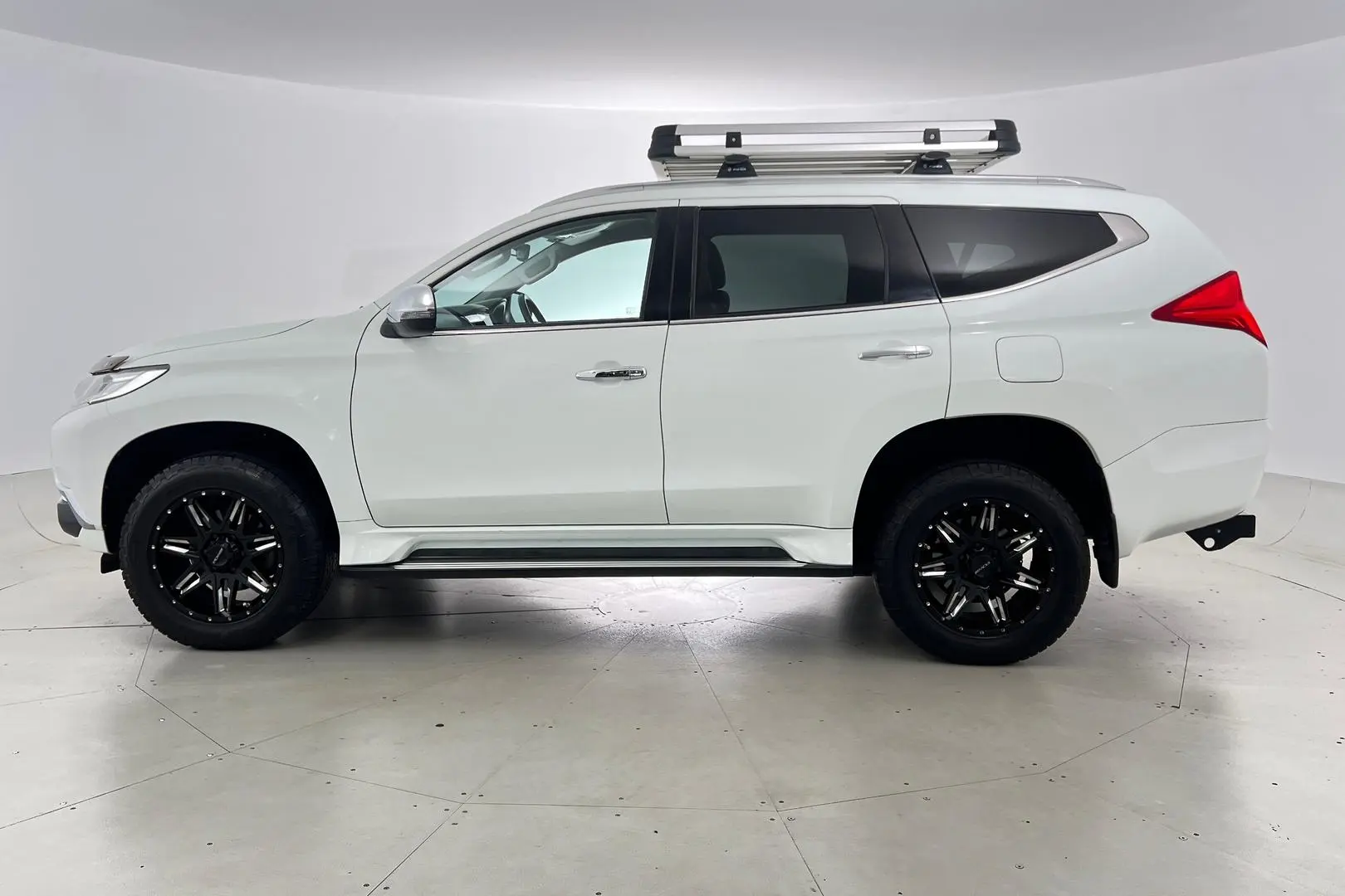 2018 Mitsubishi Pajero Sport Gallery Image 7