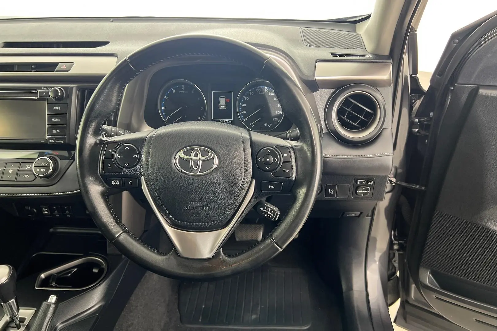 2018 Toyota RAV4 Gallery Image 16
