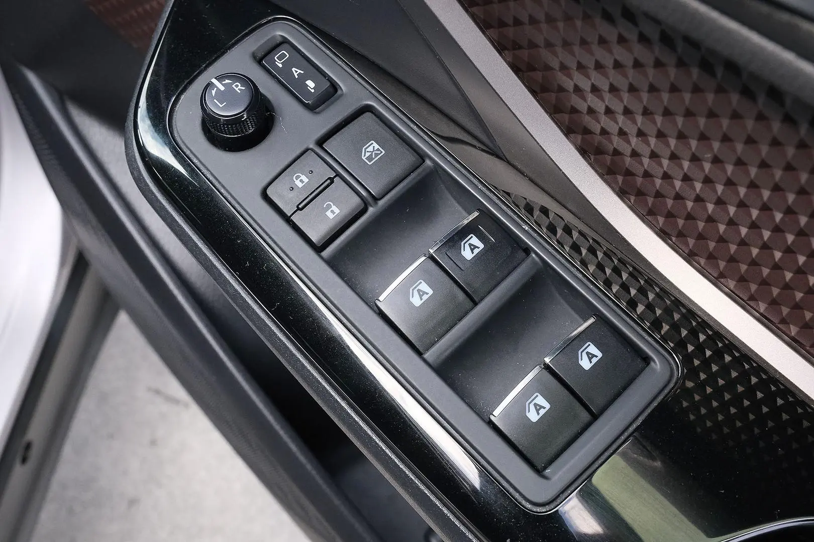 2019 Toyota C-HR Gallery Image 12