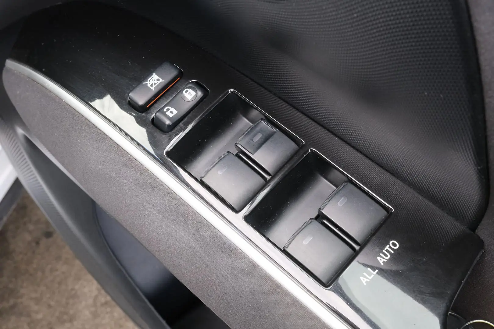 2017 Toyota Tarago Gallery Image 12
