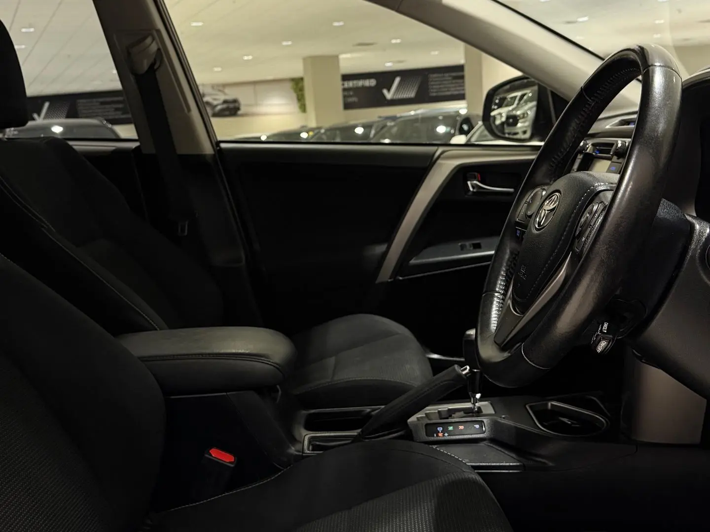 2016 Toyota RAV4 Gallery Image 12
