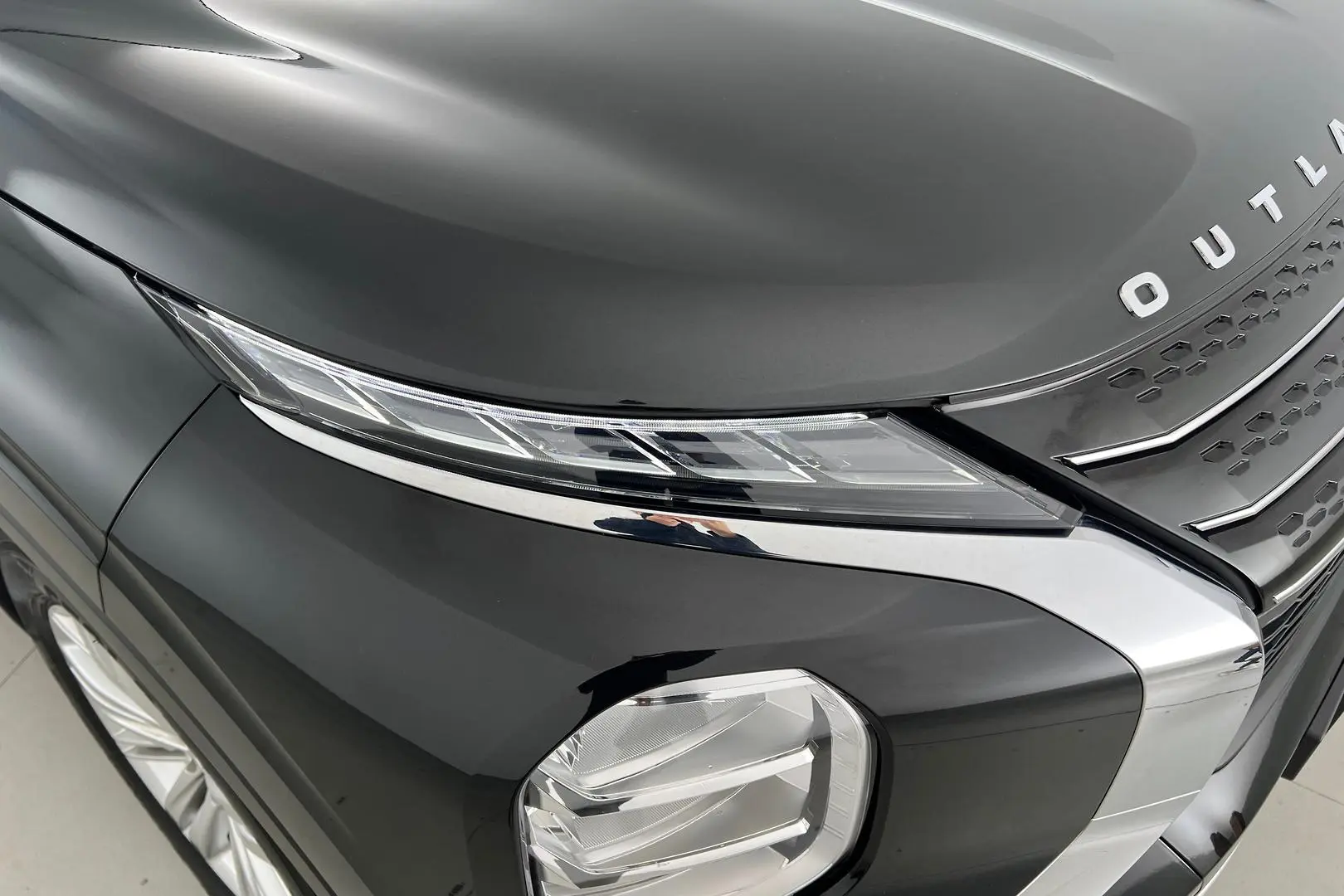 2022 Mitsubishi Outlander Gallery Image 2