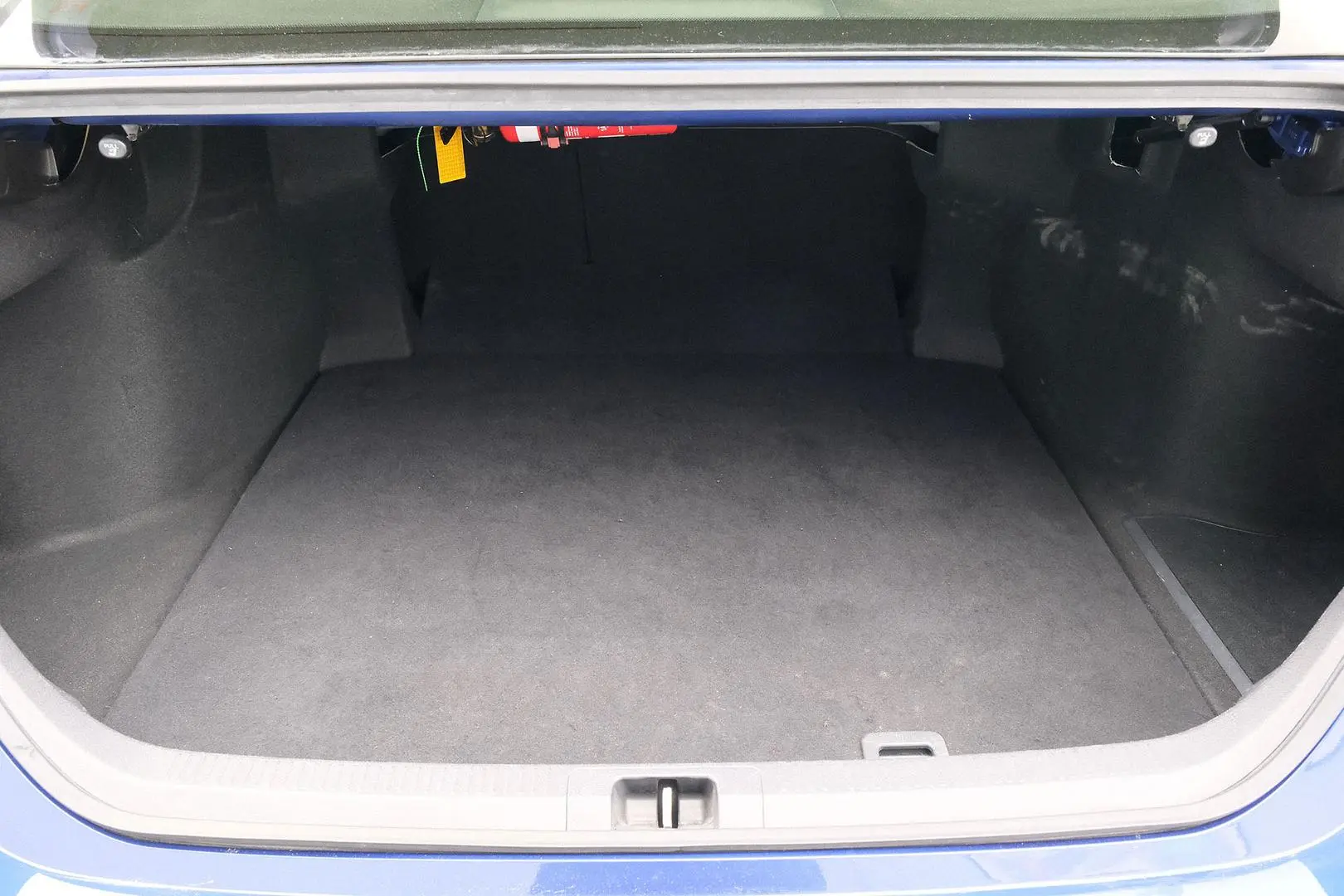 2019 Toyota Camry Gallery Image 10