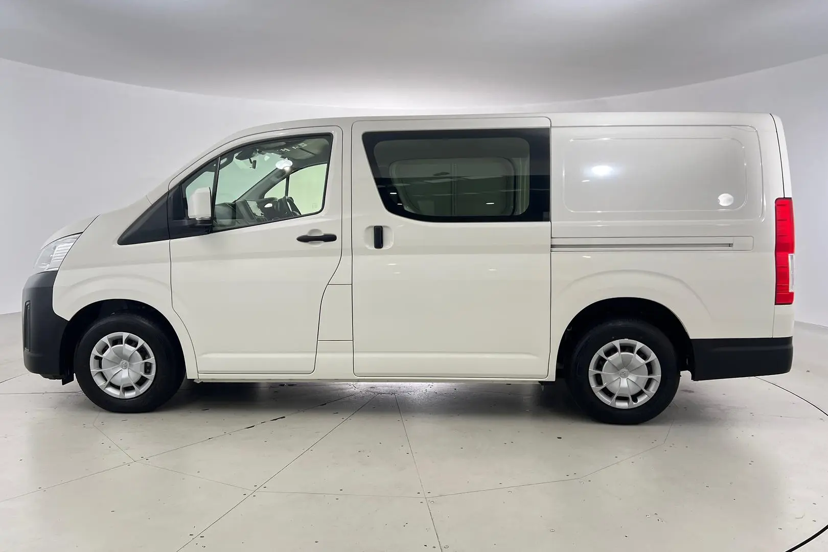 2022 Toyota Hiace Gallery Image 5