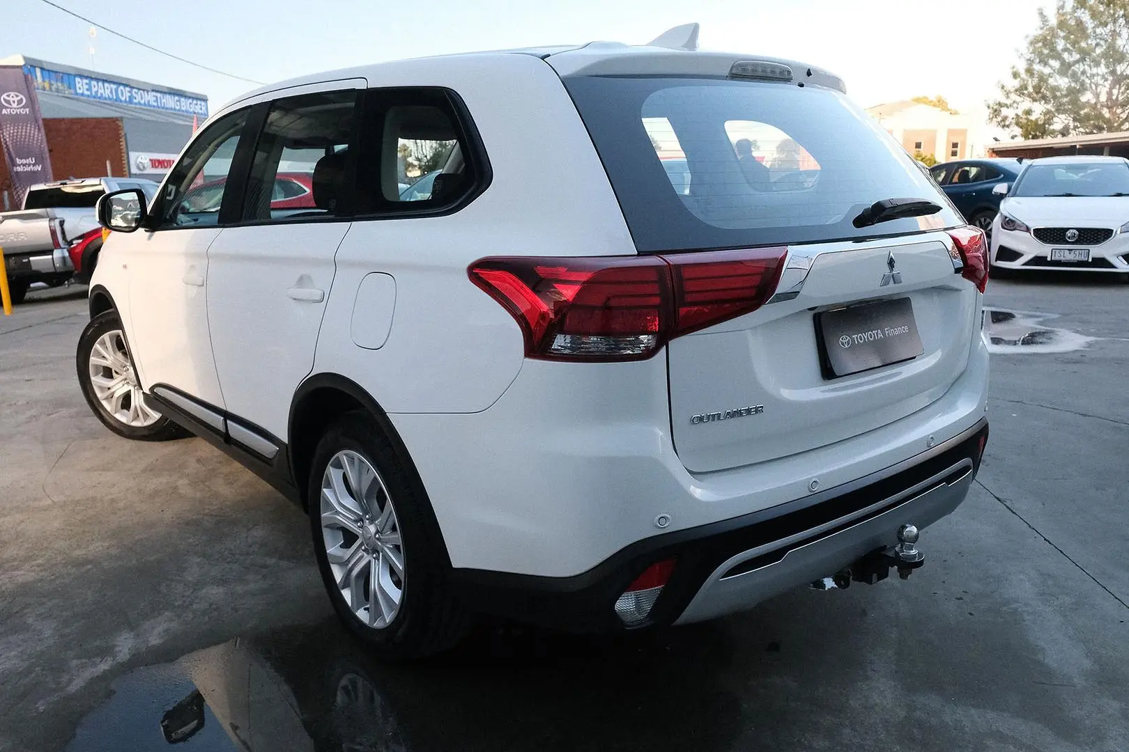 2021 Mitsubishi Outlander Gallery Image 2