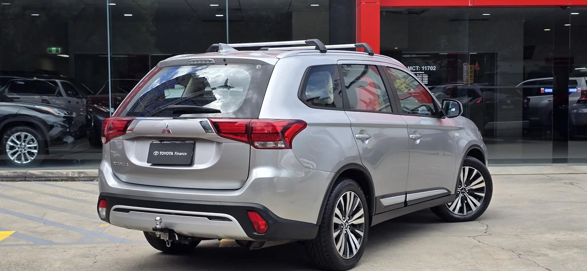 2019 Mitsubishi Outlander Gallery Image 3