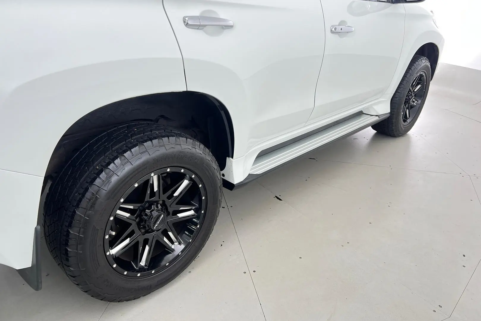 2018 Mitsubishi Pajero Sport Gallery Image 11