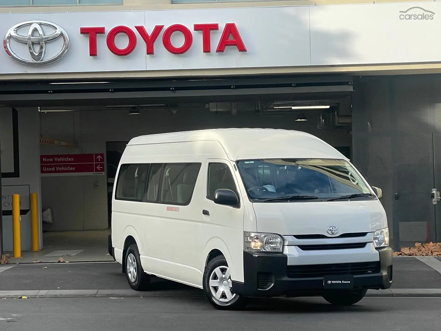 2015 Toyota Hiace Image 1