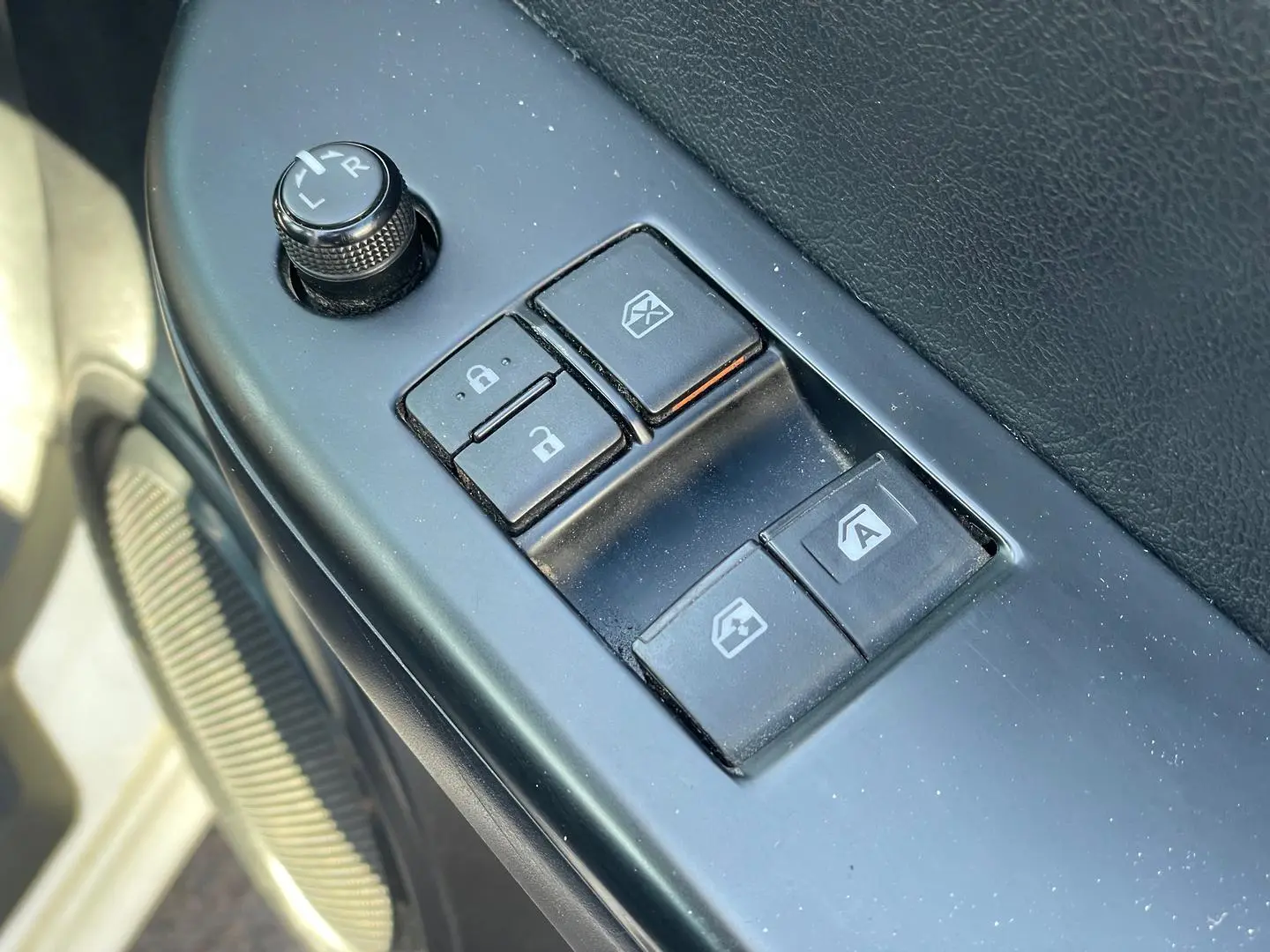 2017 Toyota Hilux Gallery Image 13