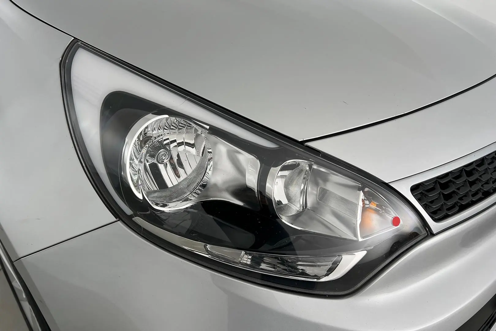 2016 Kia Rio Gallery Image 2