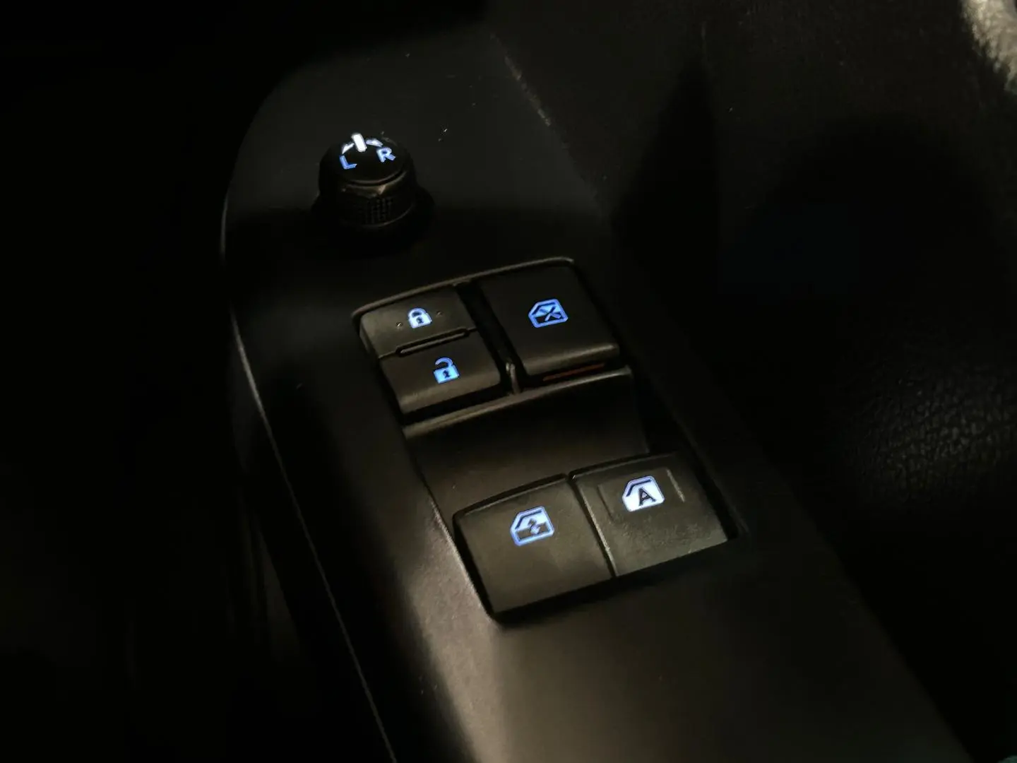 2016 Toyota Hilux Gallery Image 22