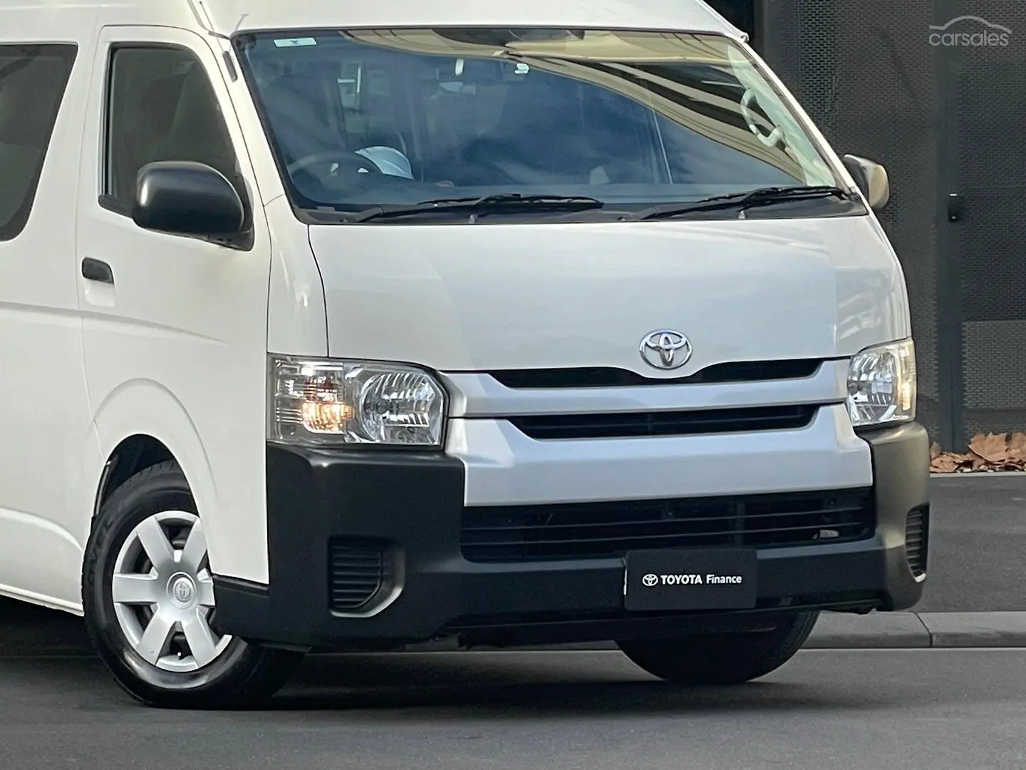 2015 Toyota Hiace Image 3