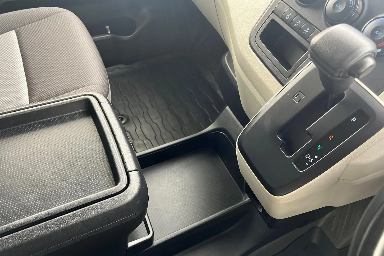 2022 Toyota Hiace Gallery Image 20