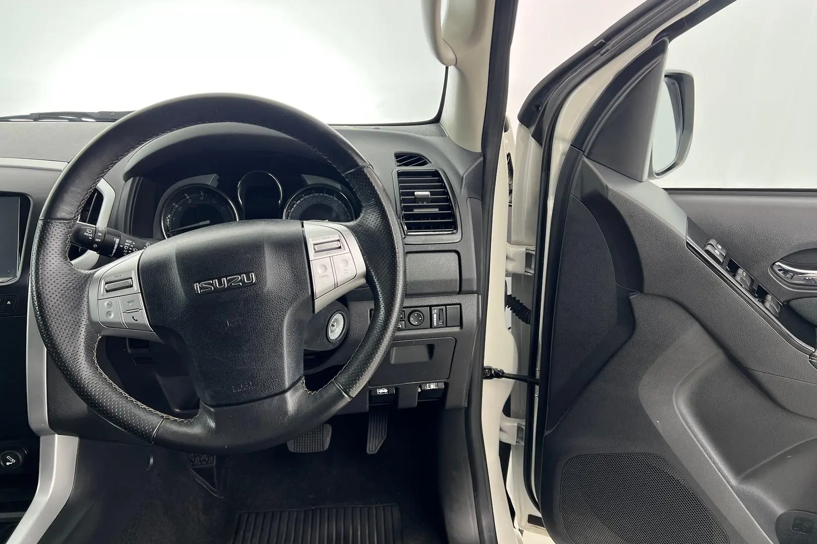 2018 Isuzu MU-X Gallery Image 12