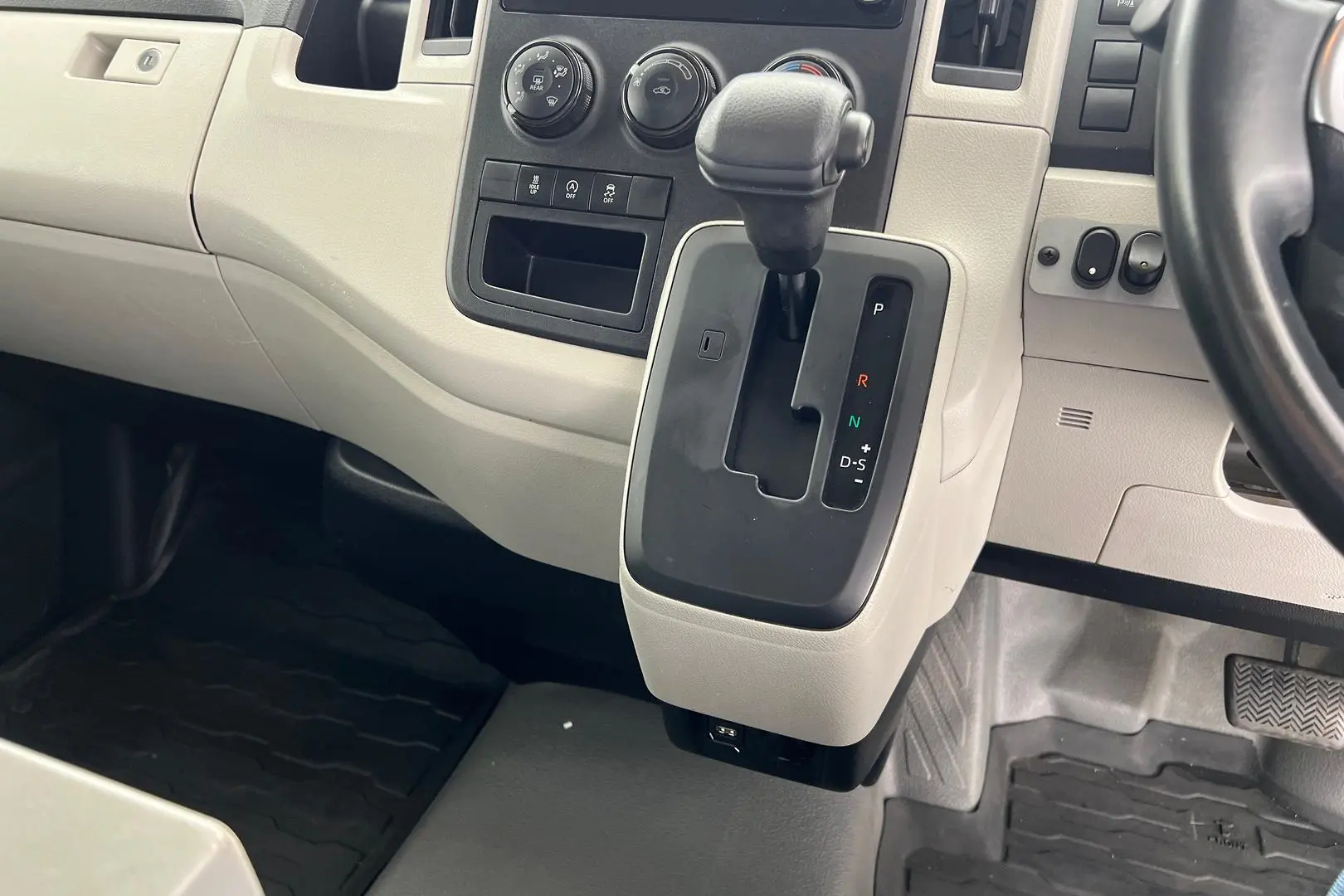 2019 Toyota Hiace Gallery Image 15