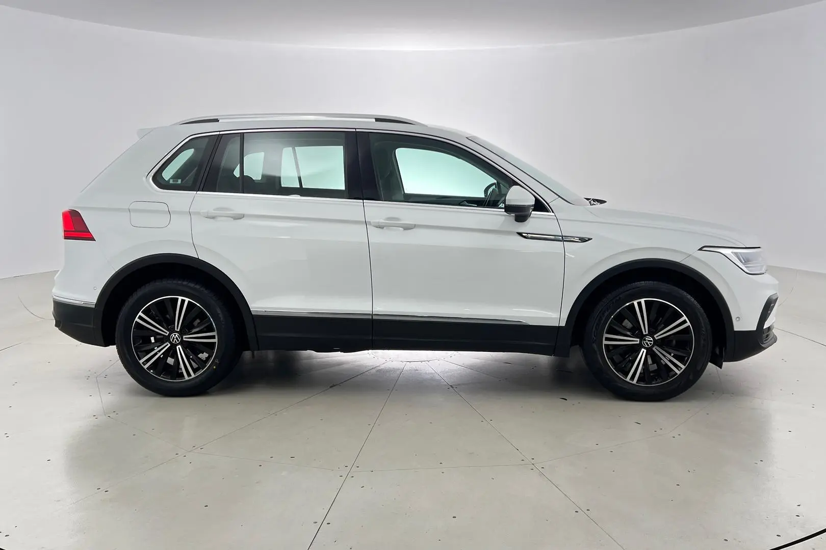 2023 Volkswagen Tiguan Gallery Image 3