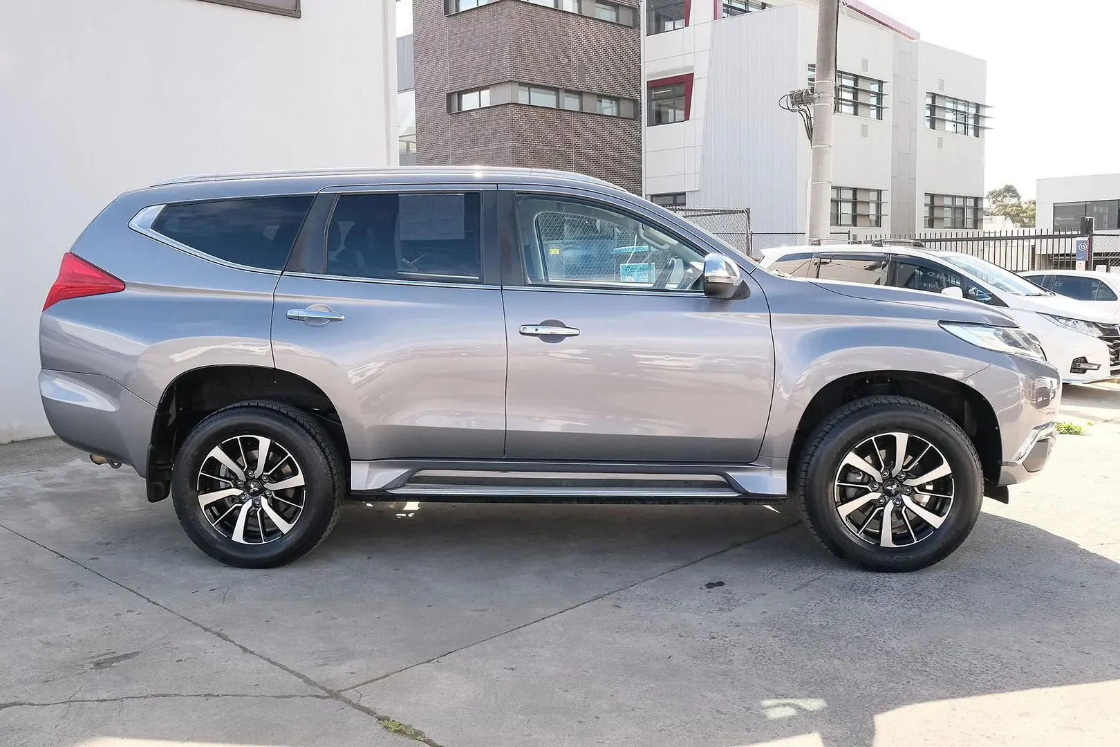2017 Mitsubishi Pajero Sport Gallery Image 5
