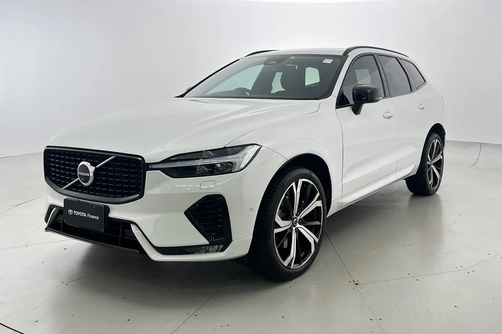 2021 Volvo XC60 Gallery Image 2