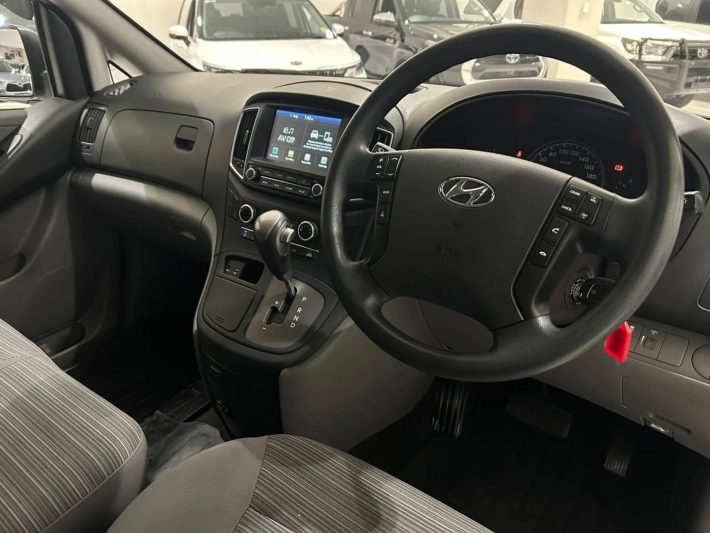 2020 Hyundai iLoad Gallery Image 11