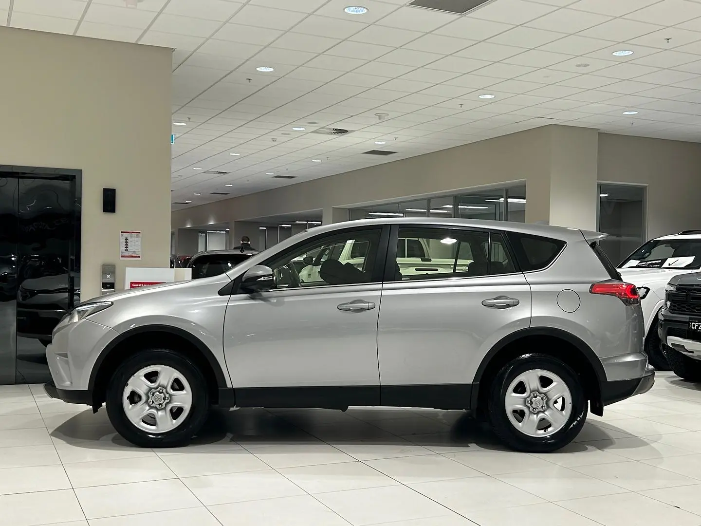 2017 Toyota RAV4 Gallery Image 6