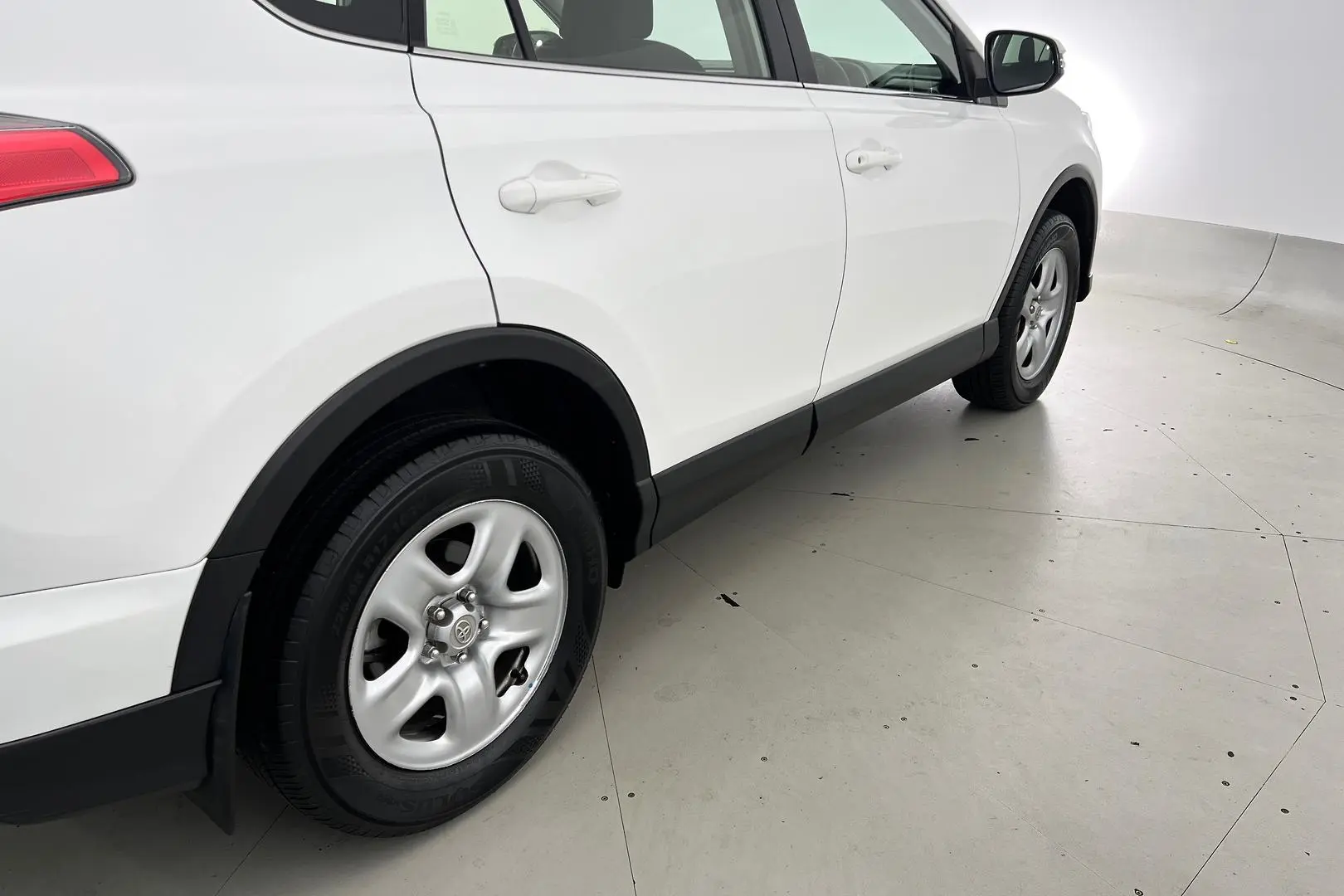 2017 Toyota RAV4 Gallery Image 5