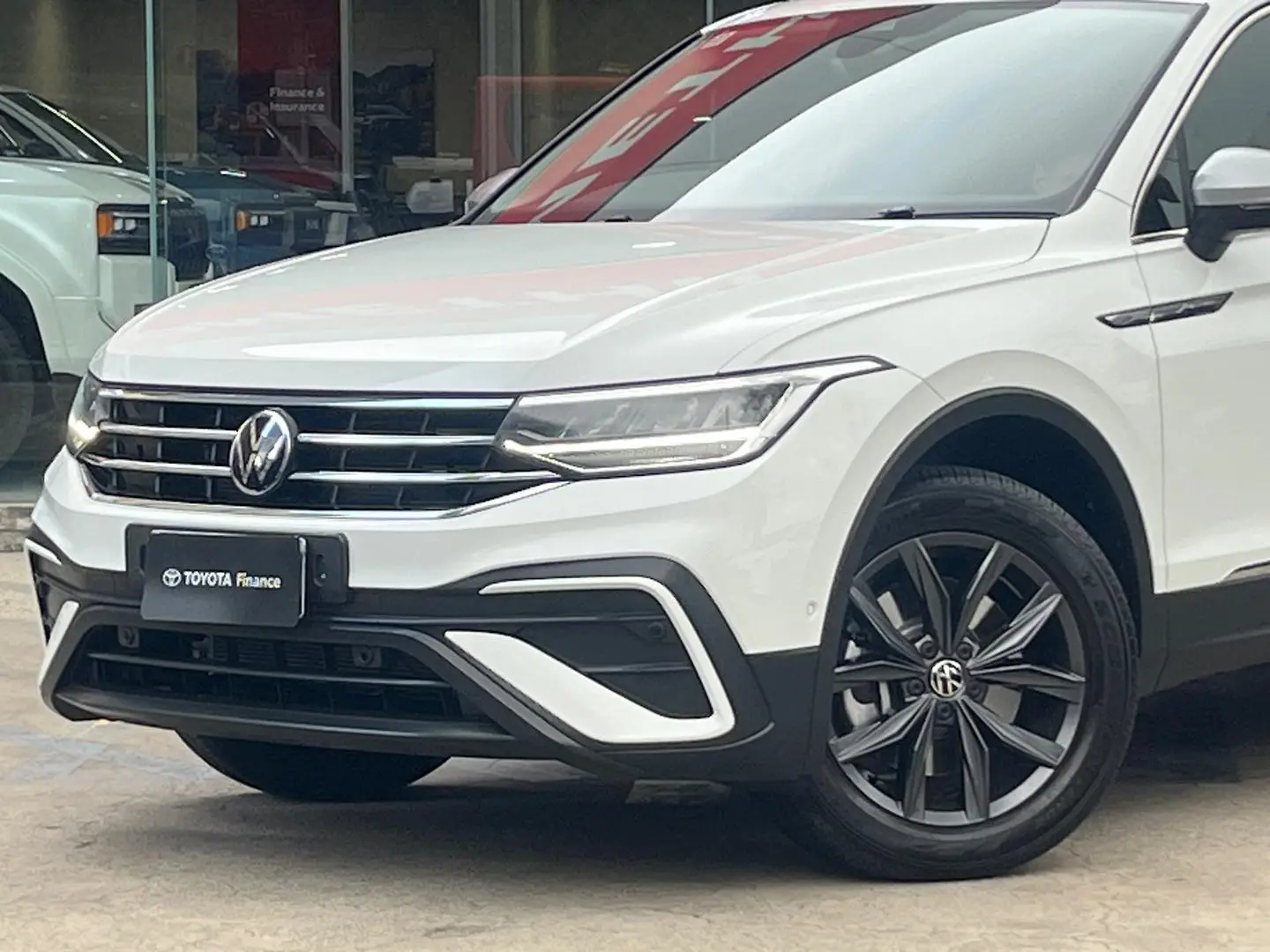 2023 Volkswagen Tiguan Gallery Image 8