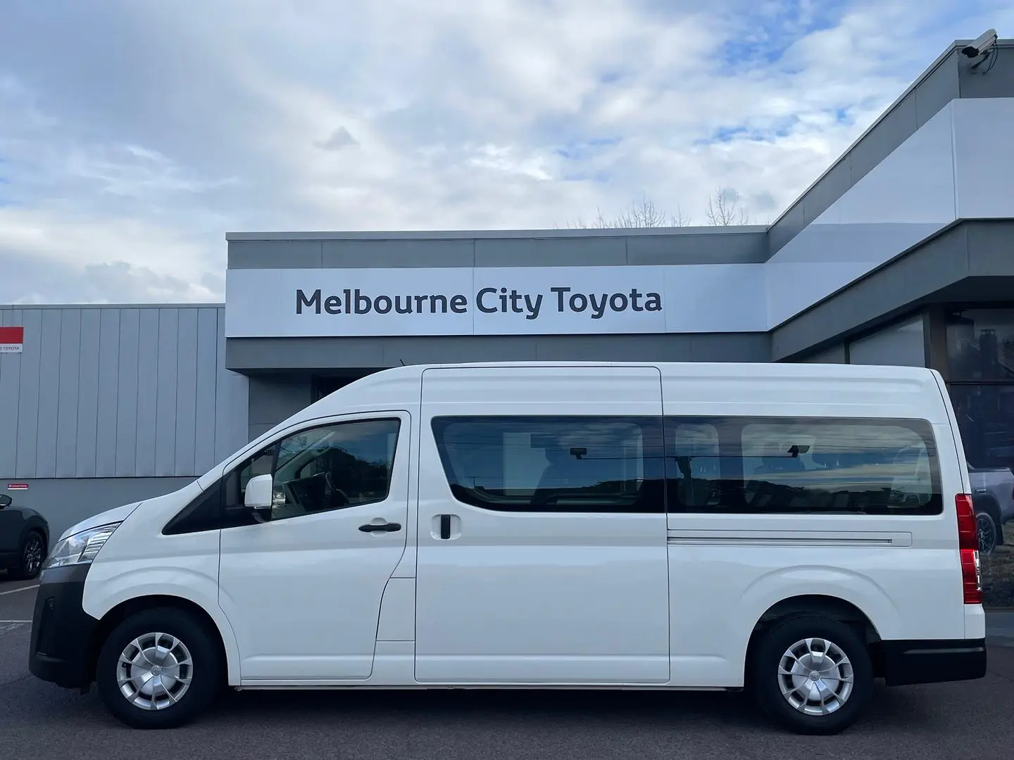 2019 Toyota Hiace Gallery Image 9
