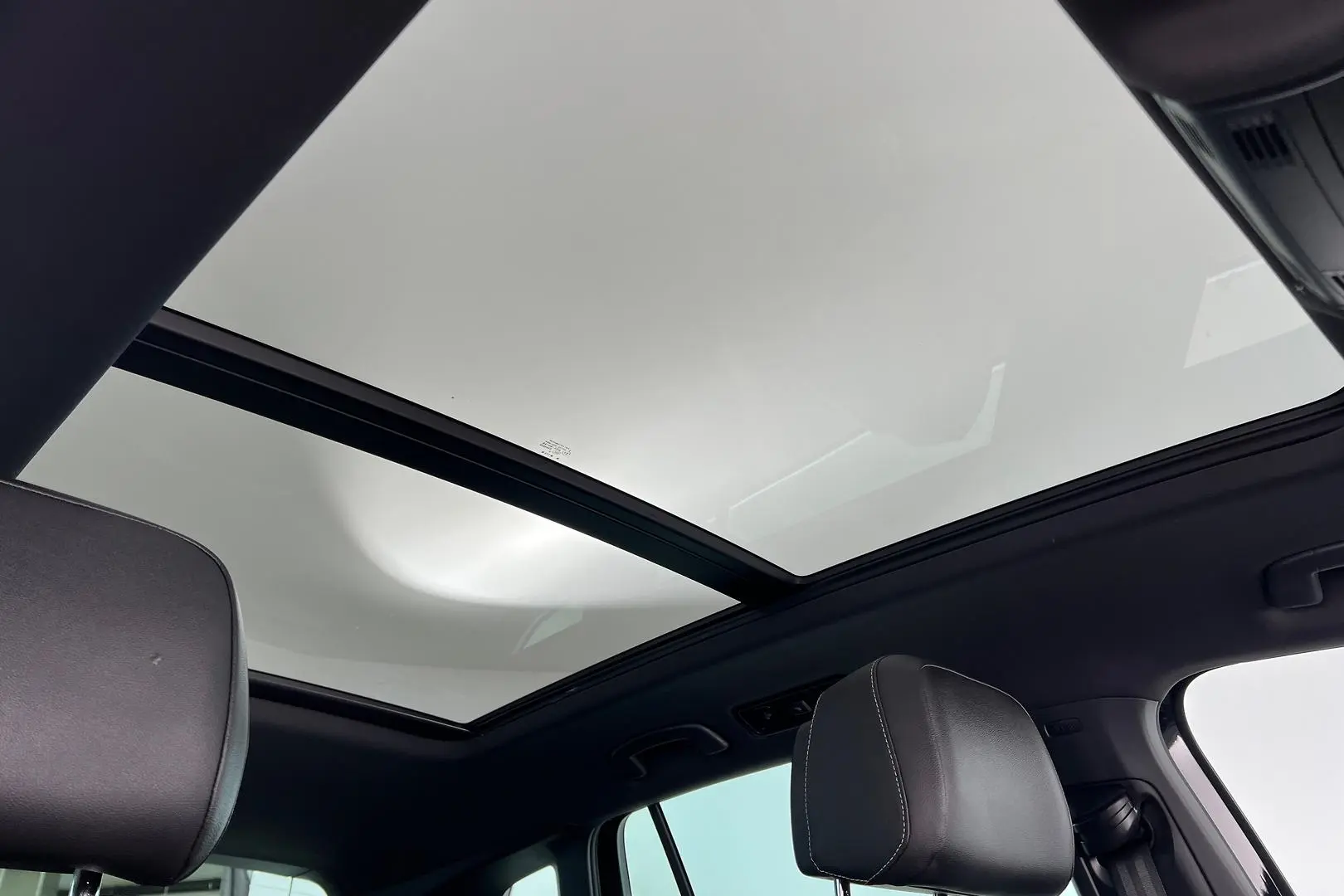 2020 Volkswagen Tiguan Gallery Image 16