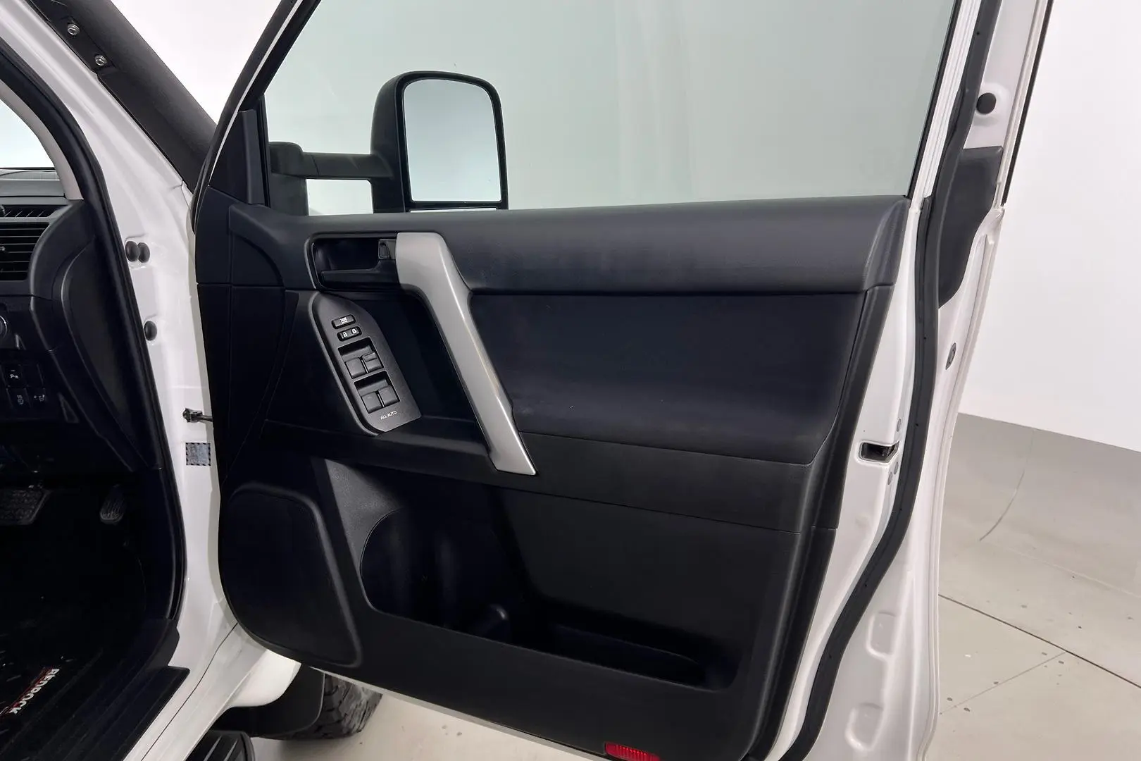 2015 Toyota Landcruiser Prado Gallery Image 16