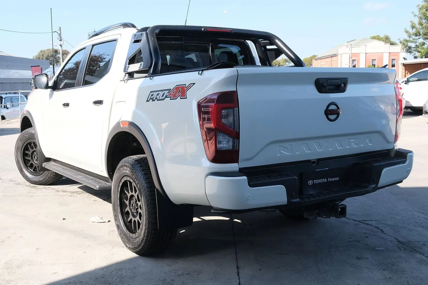 2021 Nissan Navara Gallery Image 2