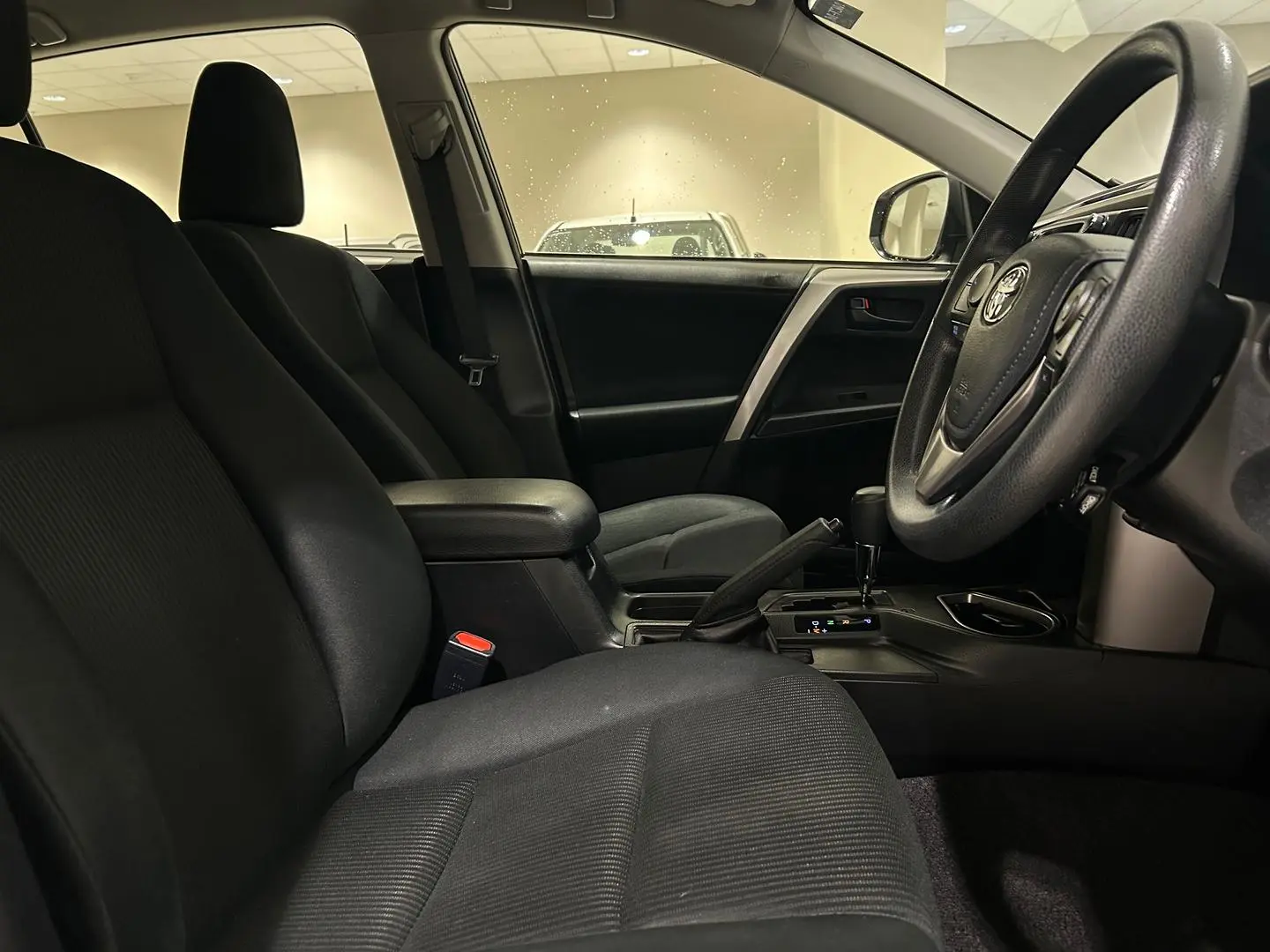 2017 Toyota RAV4 Gallery Image 13