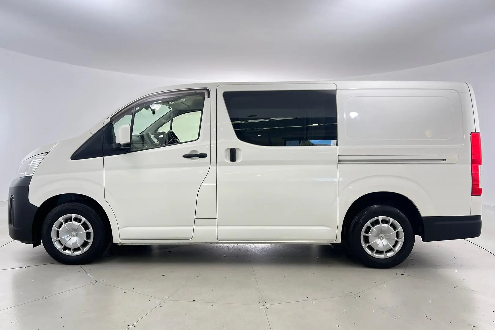 2019 Toyota Hiace Gallery Image 8