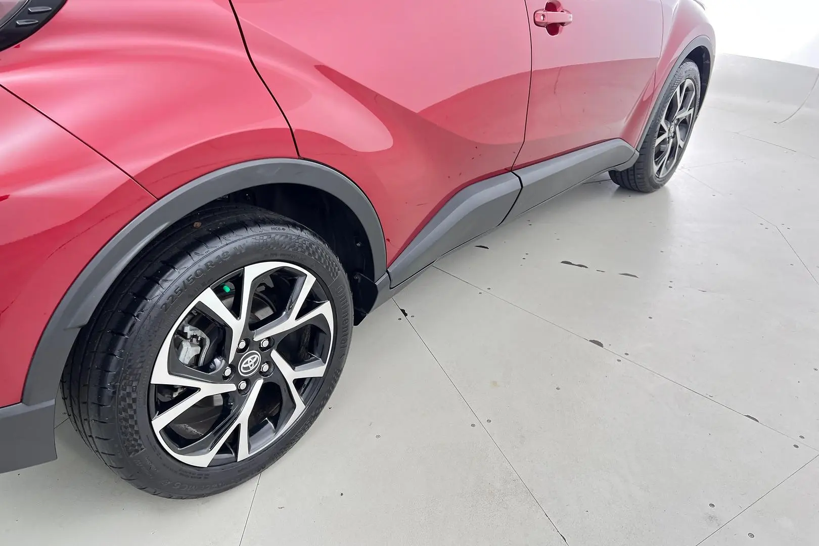 2018 Toyota C-HR Gallery Image 9