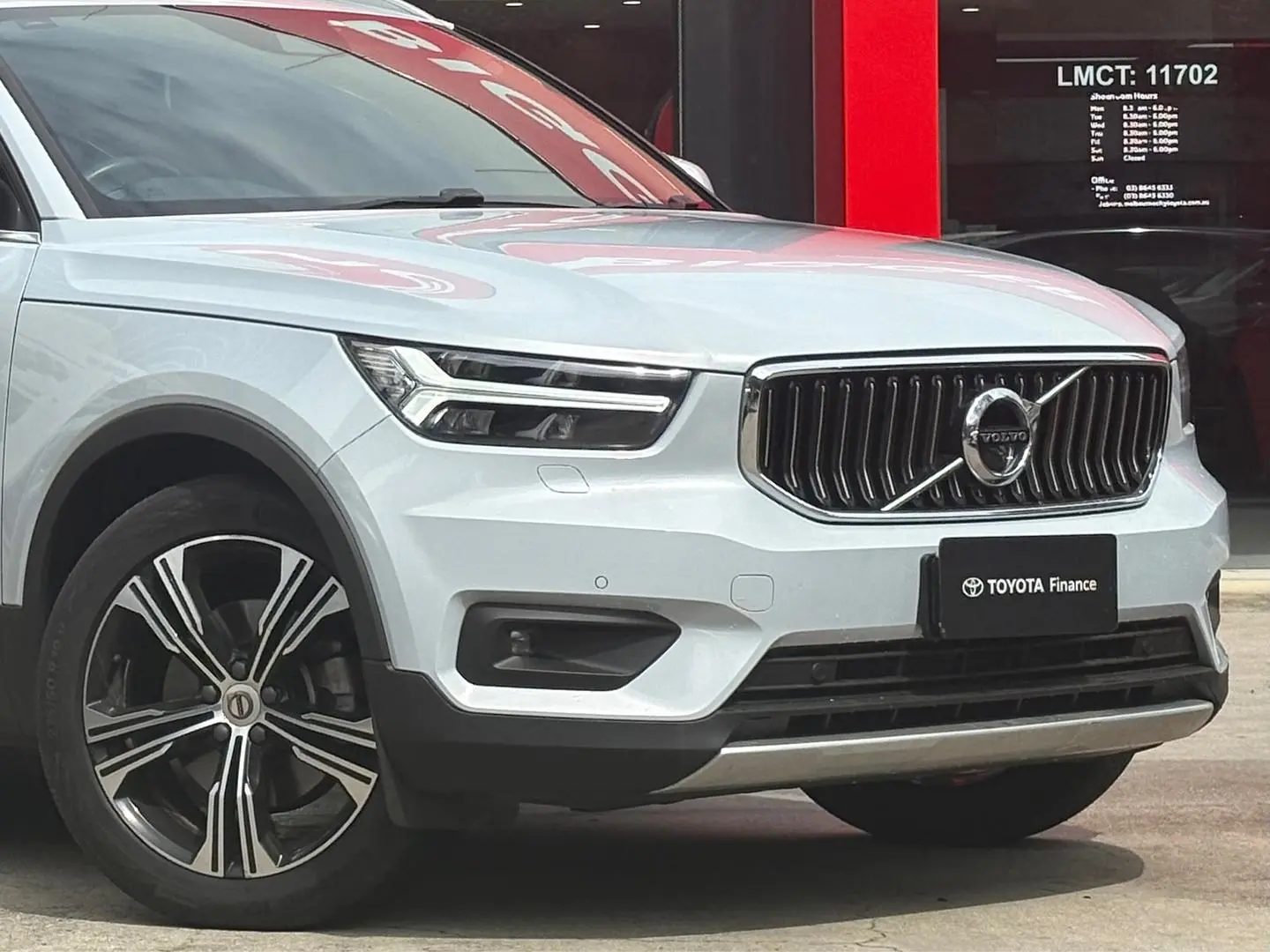 2021 Volvo XC40 Gallery Image 3