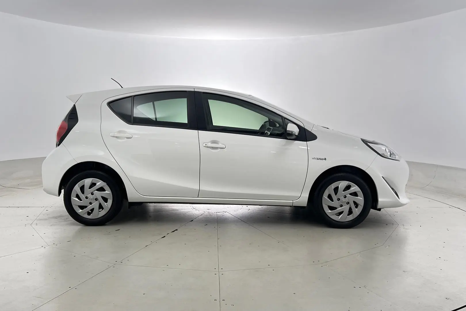 2018 Toyota Prius C Gallery Image 5