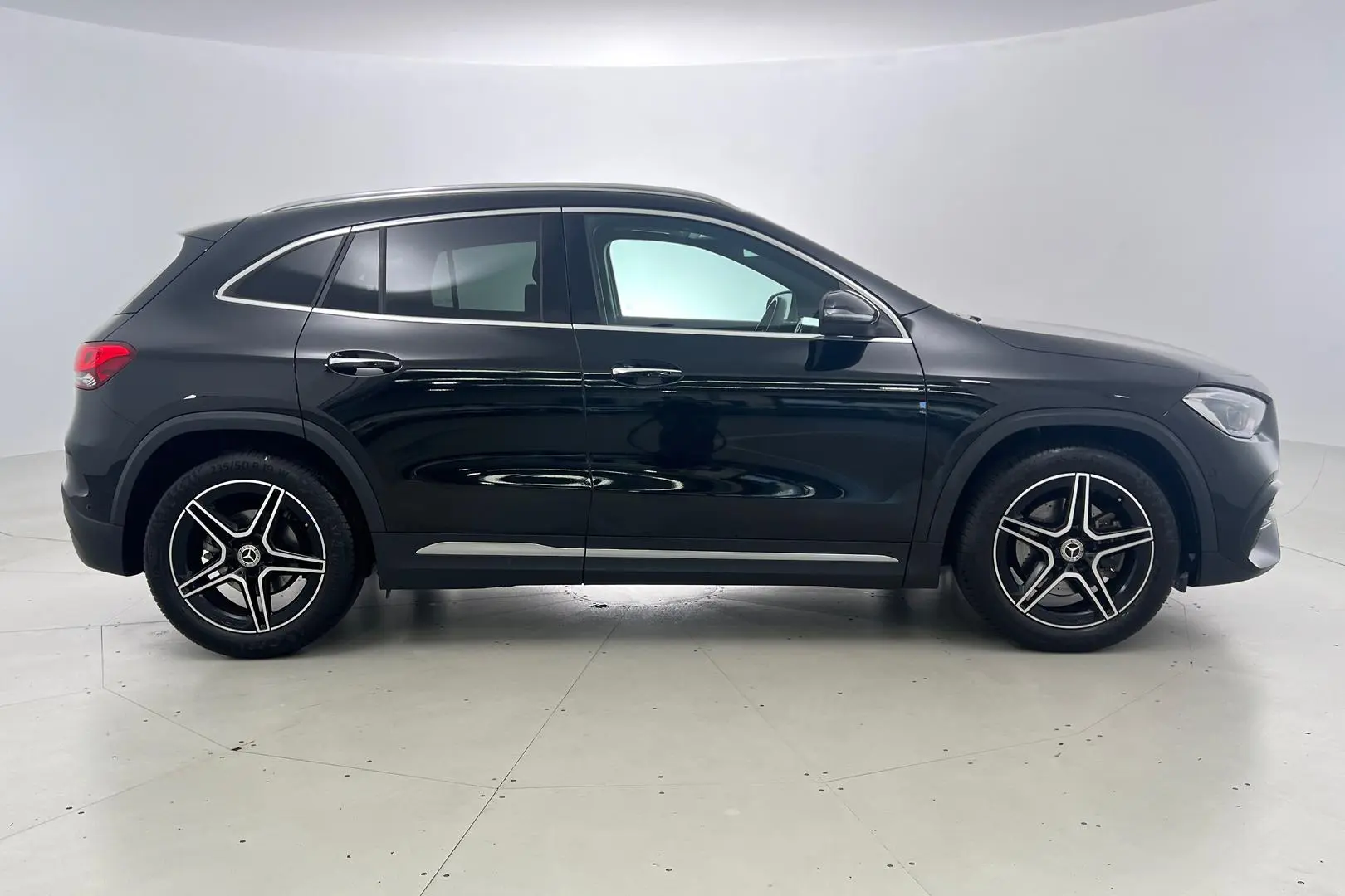 2023 Mercedes-Benz GLA-Class Gallery Image 3