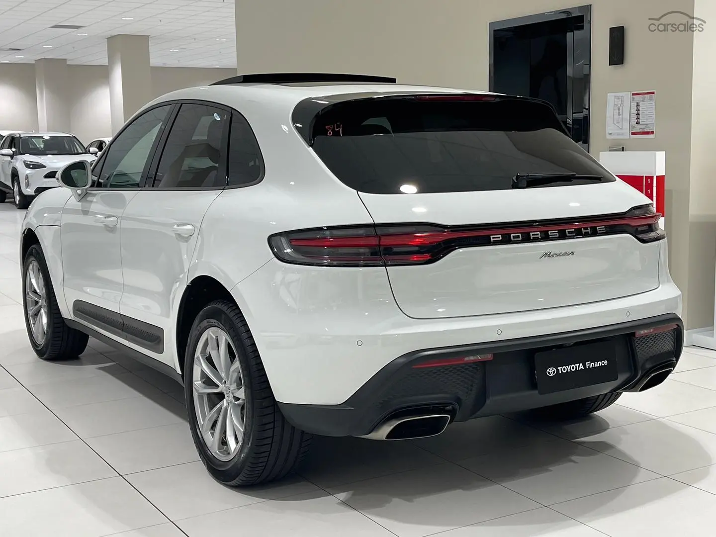 2022 Porsche Macan Image 8