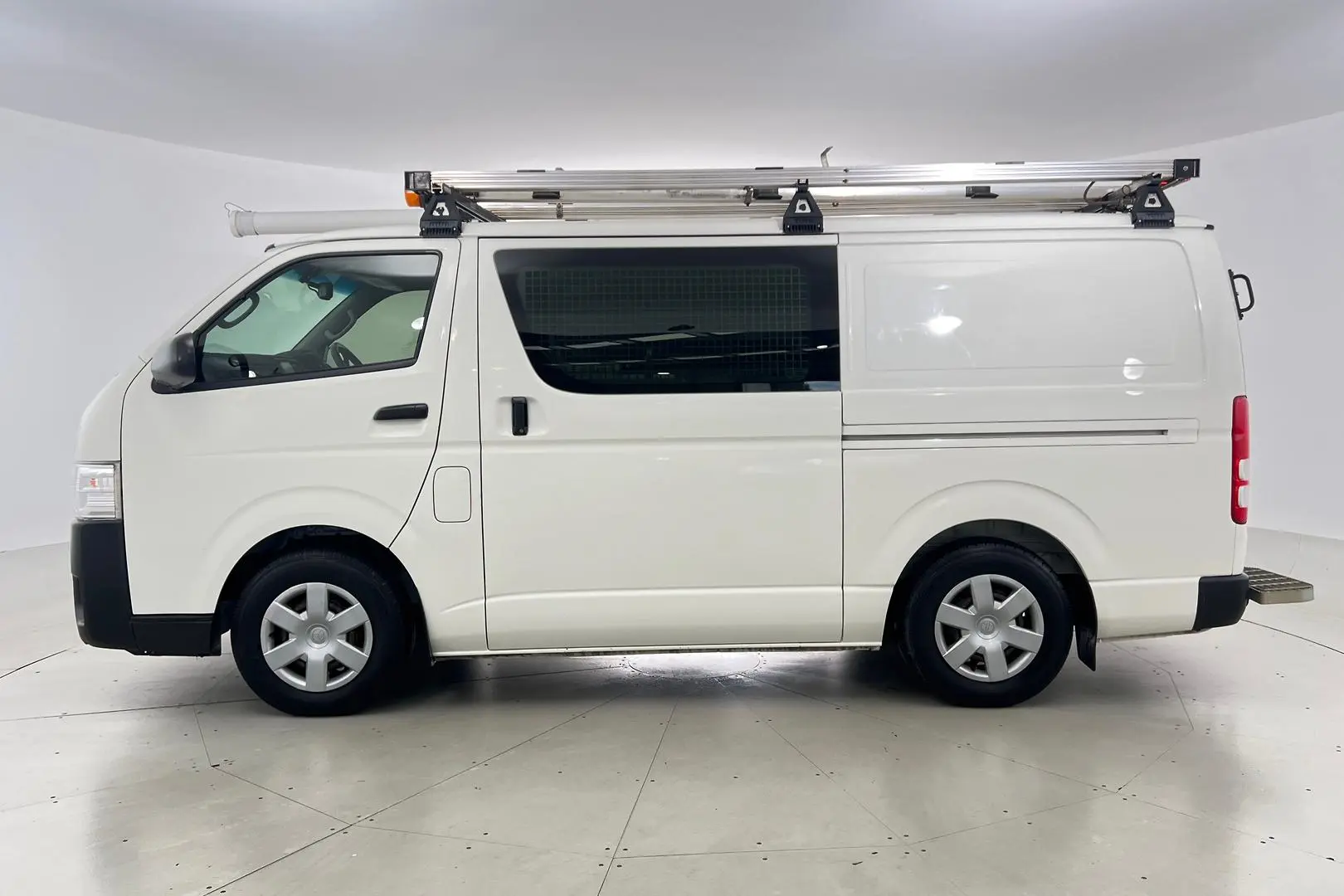 2018 Toyota Hiace Gallery Image 5