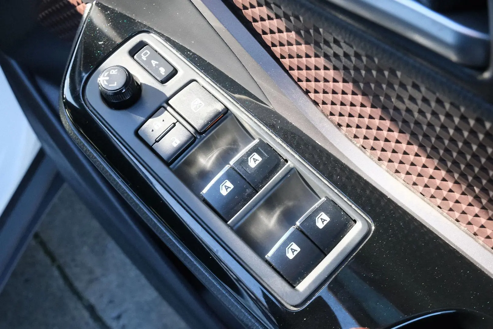 2018 Toyota C-HR Gallery Image 12