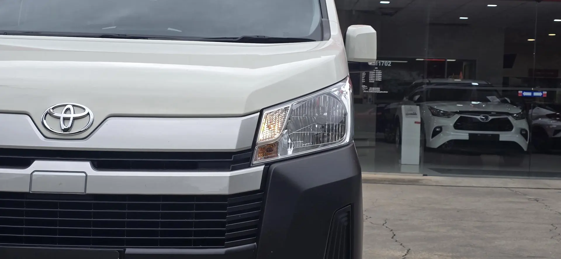 2021 Toyota Hiace Gallery Image 10