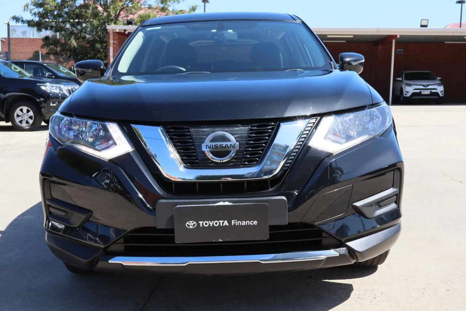 2019 Nissan X-Trail Gallery Image 2